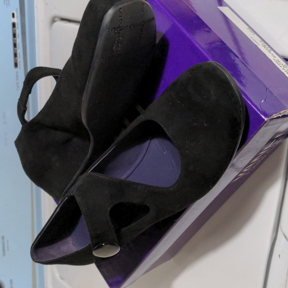 Vaneli 10 Narrow black suede